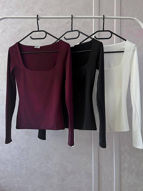 Жіночий базовий облягаючий лонгслів з квадратним вирізом трикотаж масло. Марсала Одеса - фото 3