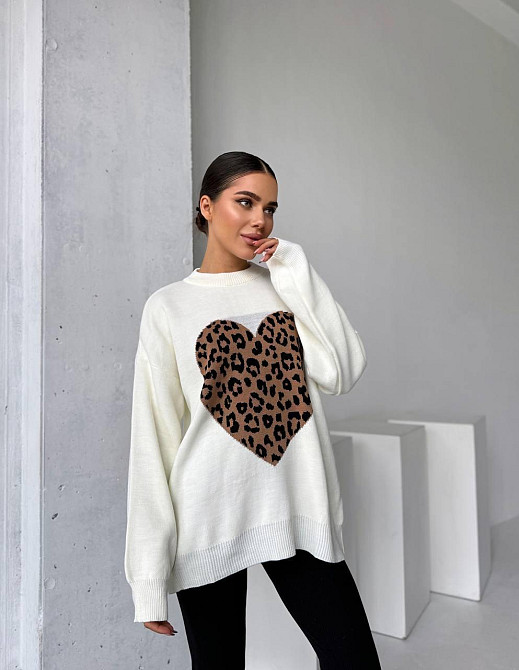 Женский стильный свитер оверсайз с леопардовым сердечком Одесса - изображение 9