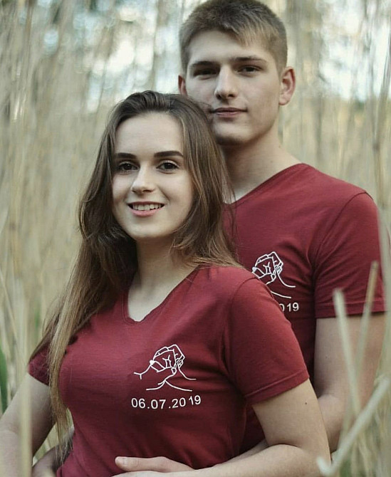 Бордові парні футболки для хлопця та дівчини з датою річини Чернівці - фото 3