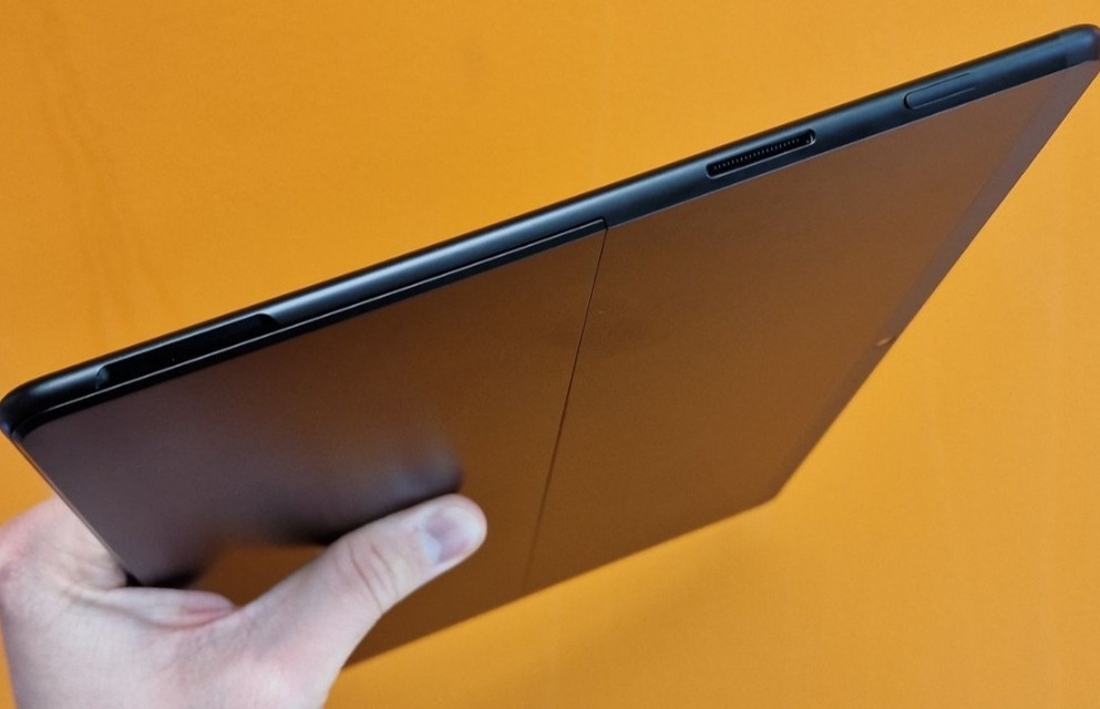 Планшет: Microsoft Surface Pro X 13