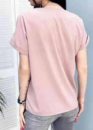 Женская блузка с вырезом и коротким рукавом 