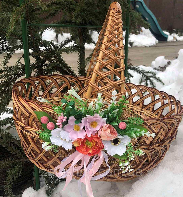 Корзина пасхальная  из лозы плетеная с цветком Киев - изображение 1