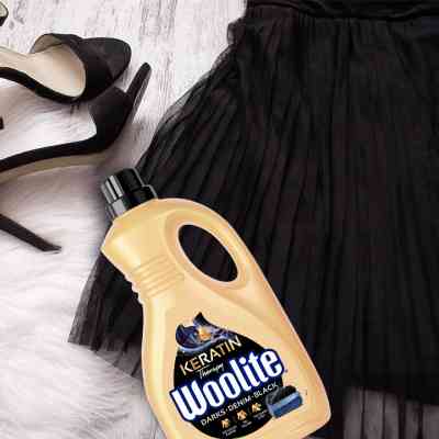 Гель для стирки Woolite Для черных, темных и джинсовых тканей С кератином 2.7 л (5900627090482) Винница