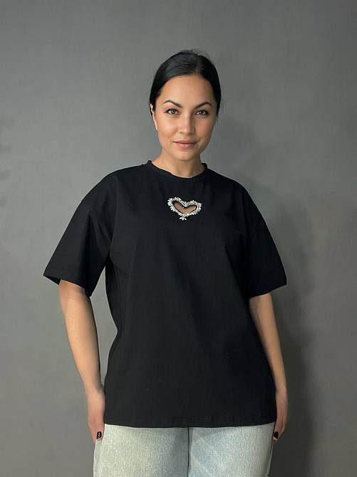 Футболка женская A-N 27009 оверсайз с вырезом в форме сердца с камнями, черный, one size Киев - изображение 9