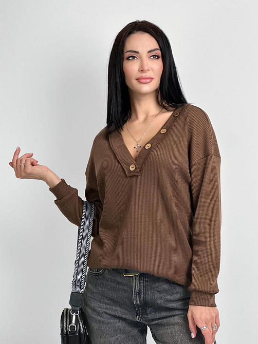 Женский пуловер с пуговицами 