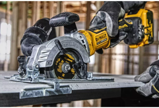 Пила дисковая безщеточная аккумуляторная компактная DeWALT DCS571NT : без АКБ, 18 В, 4500 об/мин Киев
