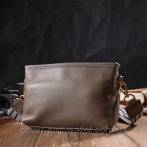 Стильная женская кожаная сумка через плечо в сером цвете на молнии Leather Collection Киев