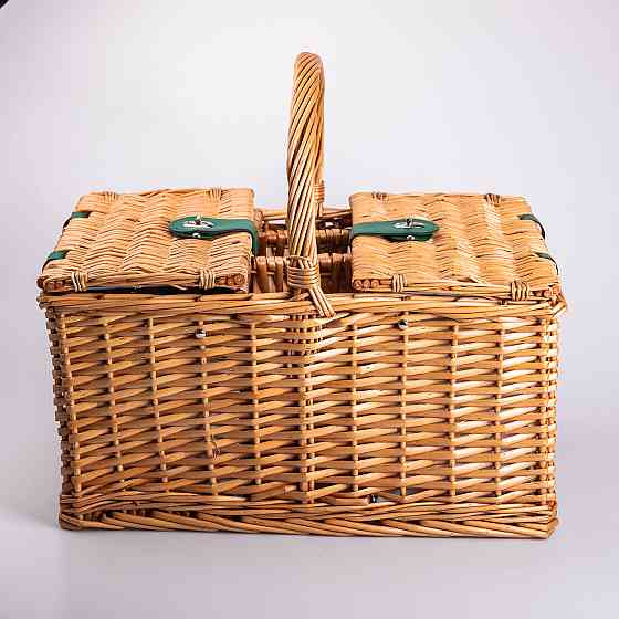 Плетена корзина для пікніка з посудом на 4 особи Київ