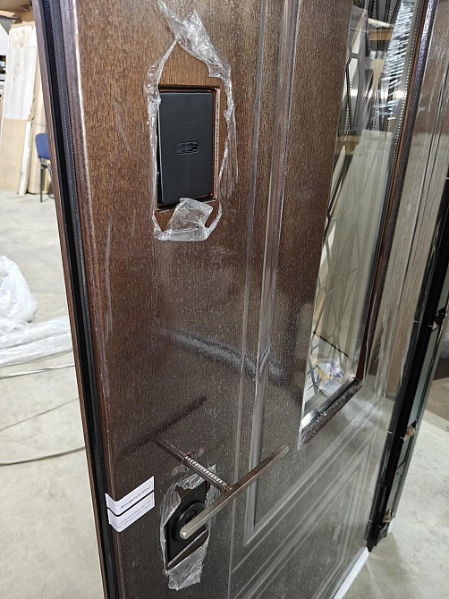 Двері вхідні SARMAK Люкс термо Геліос  дерев'яна панель ArWood Ral 7016 Орех / Горіх Світлий 860x2040 мм праві Київ - фото 3