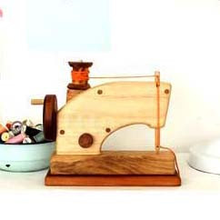 Игрушечная швейная машинка 