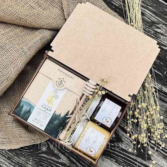 Подарунковий набір для чоловіка з чаєм і крем-медом у дерев’яній скриньці Ірпінь