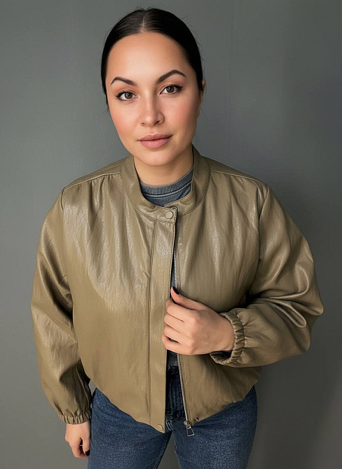 Куртка жіноча Ou Mai 3351 з екошкіри бомбер на блискавці комір-стійка оверсайз бежева, бежевий, XL Київ - фото 7