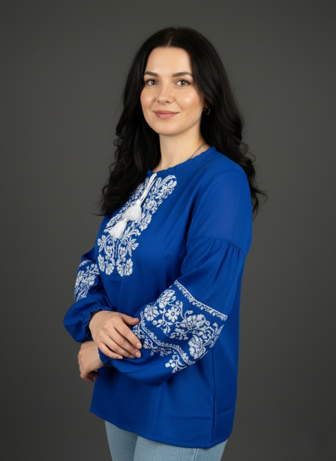 Шифонова жіноча блузка синього кольору з білою вишивкою на рукавах Київ - фото 3