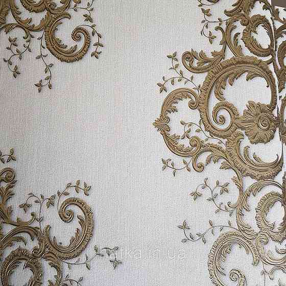 Шпалери метрові вінілові на флізелін дизайнерські Erismann Elle вензелі золотисті структурних на молочному Київ
