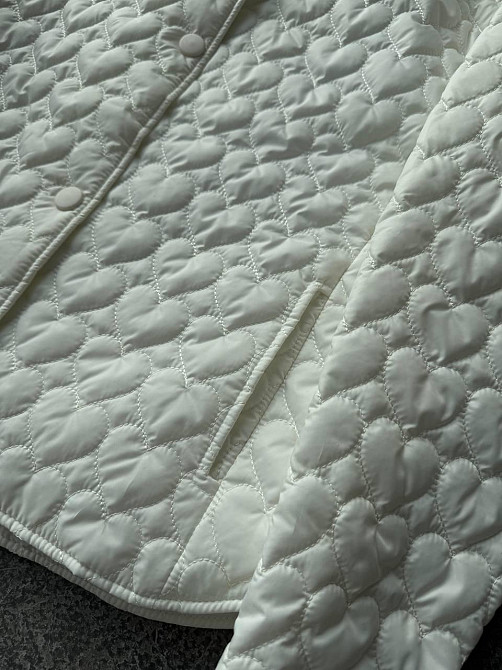 Женская повседневная куртка с сердечками на кнопках плащевка Лаке на силиконе Молочный Одесса - изображение 4