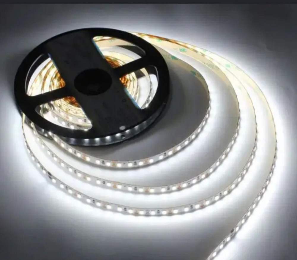Світлодіодна LED стрічка 24V 6000K 2835 120 LED IP33 9.6W/м 1100Lm — діодна лента холодний білий 1 метр Київ - фото 1