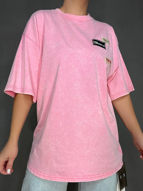 Футболка жіноча A-N 25012 подовжена оверсайз з нашивками патчами попереду one size, рожевий, one size Київ - фото 8