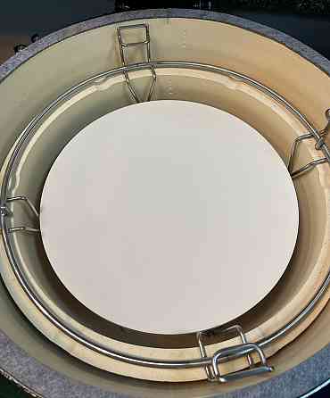 Комплект из камня, чугунной решетки и двухуровневой системы из нержавеющей стали для керамических грилей 47 см GRILLI 006035 Код: Ровно