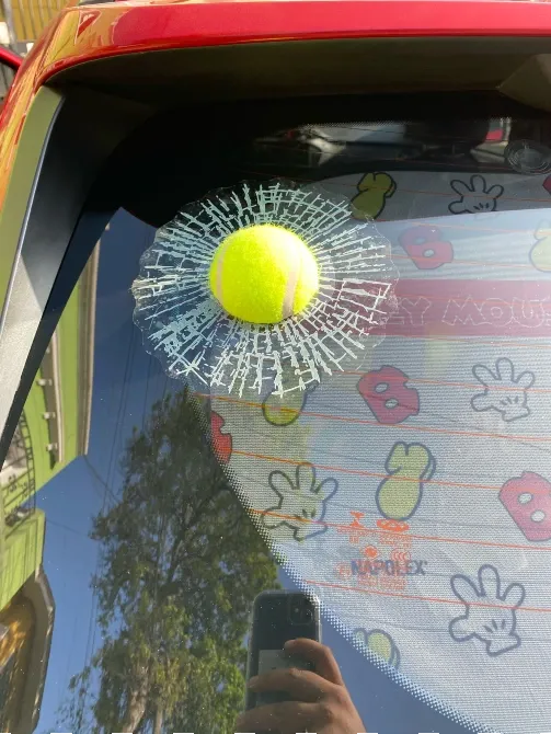 Наклейка на авто Мячик в окне наклейка розыгрыш Киев - изображение 4