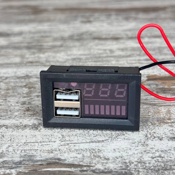 Индикатор заряда аккумулятора с вольтметром 12В и 2 USB, цифровой тестер для авто и мото Киев