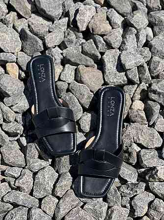 Lonza Стильні шльопанці жіночі літні чорного кольору на плоскій підошві зі штучної шкіри LONZA Коломыя