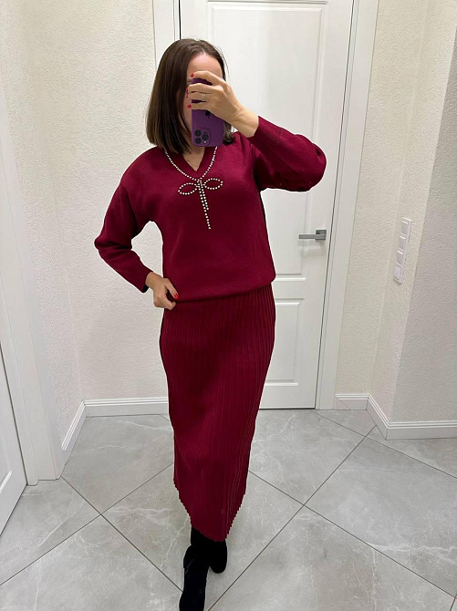 Женский теплый элегантный костюм: свитер и плиссированная юбка машинная вязка Бордо Одесса - изображение 3