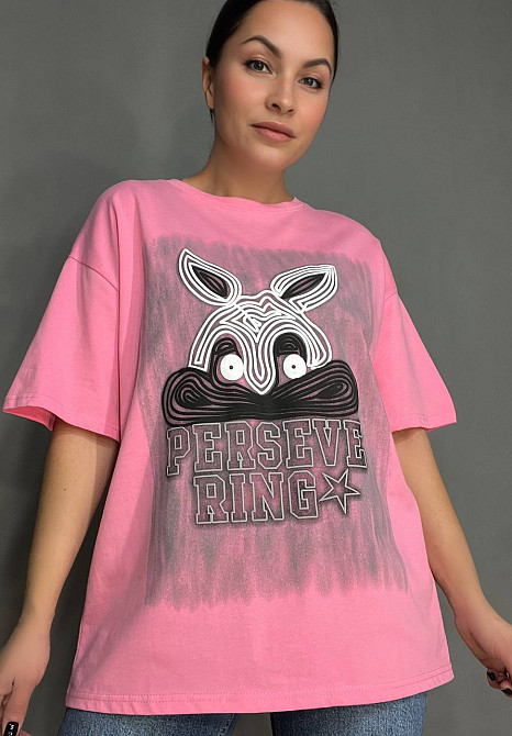 Футболка жіноча YIGOU 23 напис малюнок кролик оверсайз подовжена one size, рожевий, one size Київ - фото 1