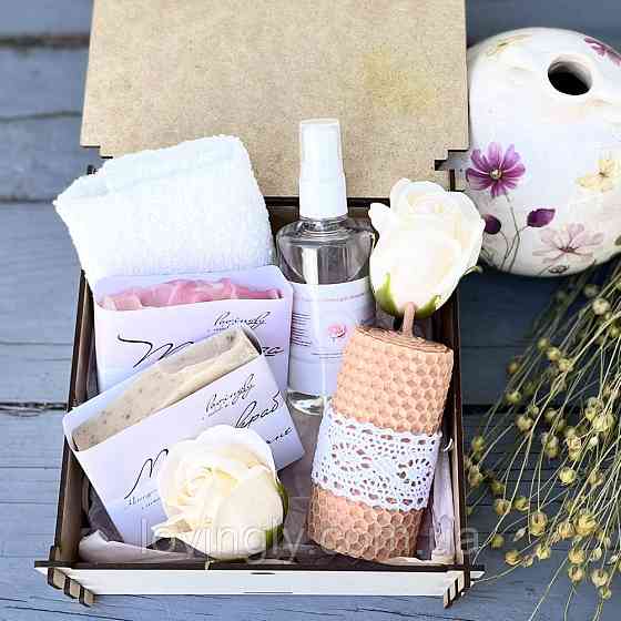 Подарунок для подруги з натуральною косметикою і свічкою в дерев'яному боксі. Ірпінь