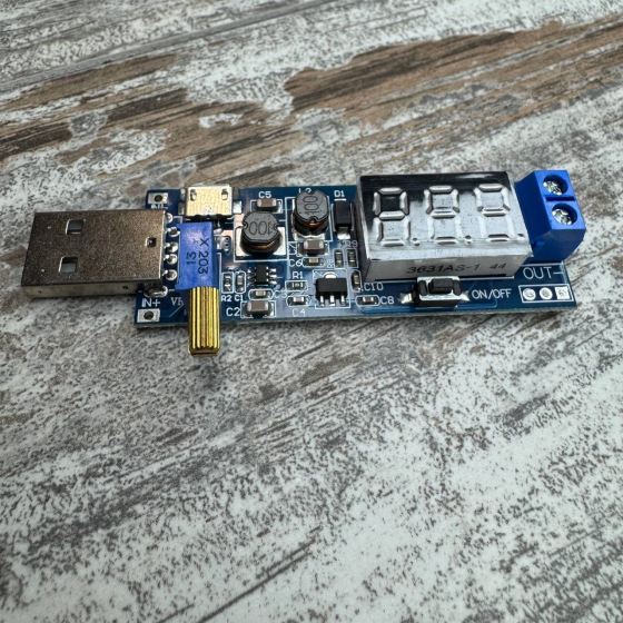 Универсальный DC-DC преобразователь напряжения 3-12В на 1-24В с USB и встроенным вольтметром Киев