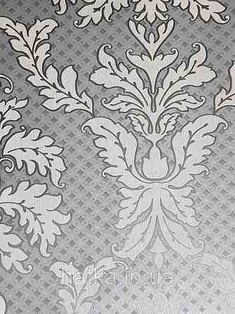 Шпалери вінілові на флізелін метрові Marburg Kingdom 31501 вензелі великі сірі фон темно сірий з сріблом Київ