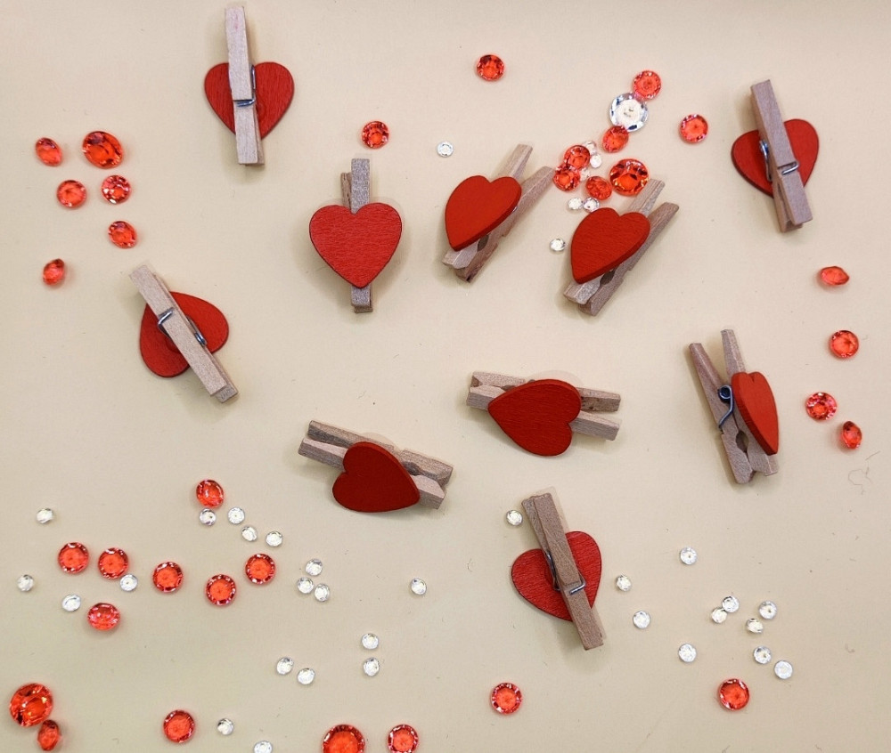 Декоративні маленькі прищіпки з сердечками 10 шт Сміла - фото 1