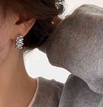 Сережки кільця сріблясті фактурні, мінімалістичні сережки обручі, стильні сережки Київ