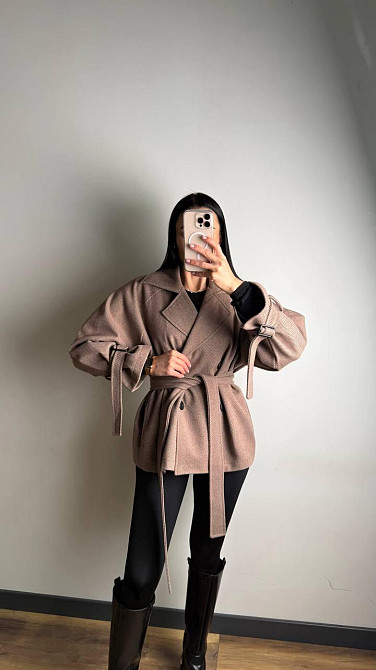 Женское трендовое пальто с двубортной застежкой на пуговицы и поясом Одесса - изображение 7
