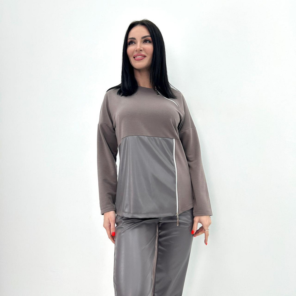 Повседневный костюм с молниями 