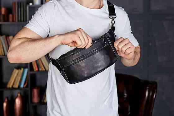 Стильна чоловіча бананка з натуральної гладкої шкіри 14х25х10, сумка нагрудна для телефону NM-50358 чорна Київ