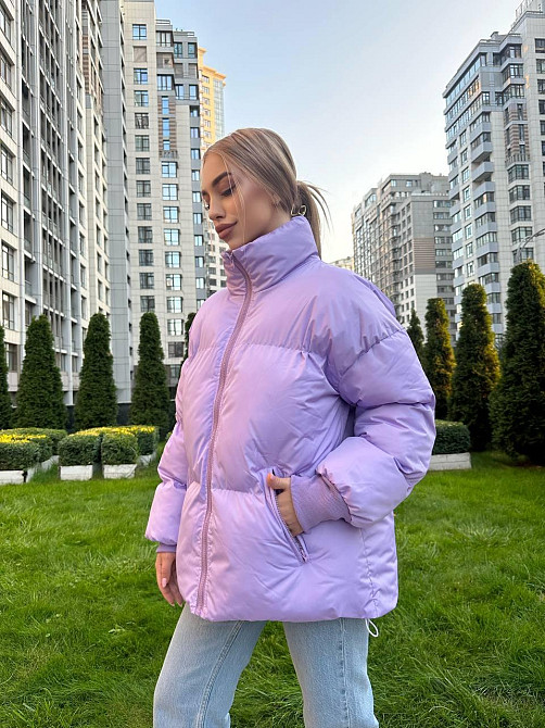 Лавандовая теплая зимняя куртка пуховик с большими секциями и высоким воротником стойкой (пуффер), 42-46 Лубны - изображение 3