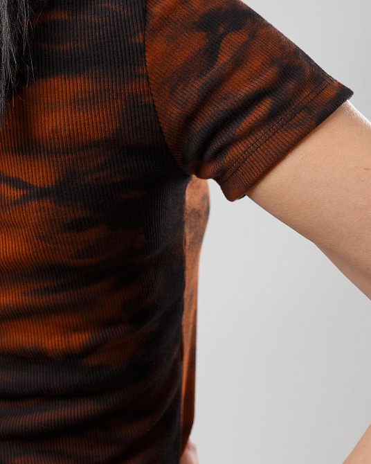 Жіноча футболка з ефектом тай-дай "Storm" оптом від виробника | Норма | Розпродаж моделі Теракотовий, 42-44 Київ - фото 2