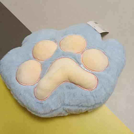 Подушка лапка 30×20 см — м'яка плюшева подушка у формі котячої лапки, антистрес, іграшка-обіймашка Блакітний Київ