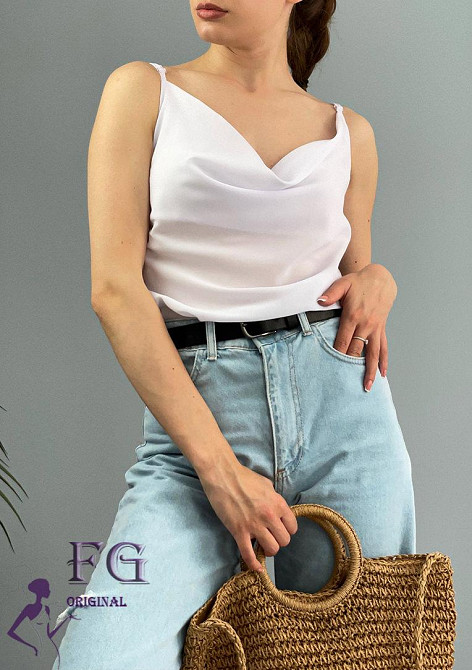 Летняя блузка на тонких бретельках 