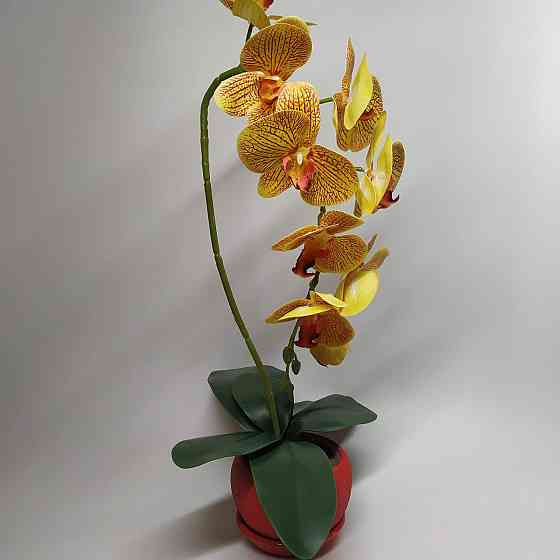 Штучна латексна орхідея VIP у червоному керамічному кашпо на одну гілку жовто-червона Дніпро