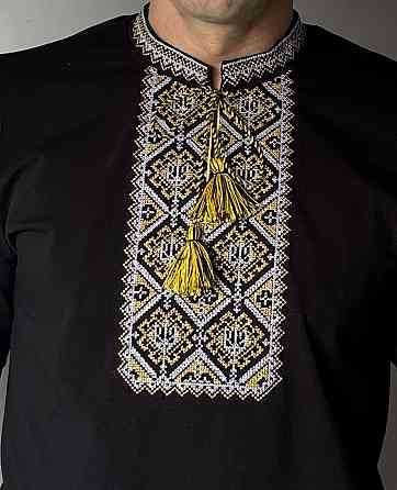 Чоловіча чорна Футболка вишиванка з ніжним орнаментом і з вишитими тризубами Київ