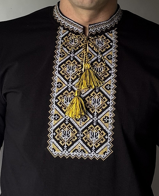 Чоловіча чорна Футболка вишиванка з ніжним орнаментом і з вишитими тризубами Київ - фото 2