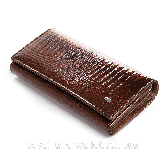 Коричневый женский кошелек в лаковой коже на магнитной фиксации ST Leather Киев - изображение 1