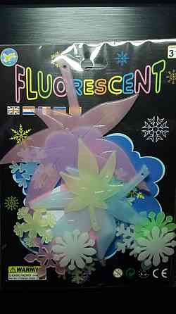 Светящийся декор для детей - в наборе 14шт. (3 листочка, 11 снежинок), пластик, есть скотч 2-х сторонний Киев