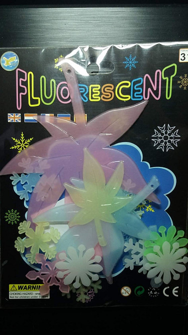 Светящийся декор для детей - в наборе 14шт. (3 листочка, 11 снежинок), пластик, есть скотч 2-х сторонний Киев - изображение 1