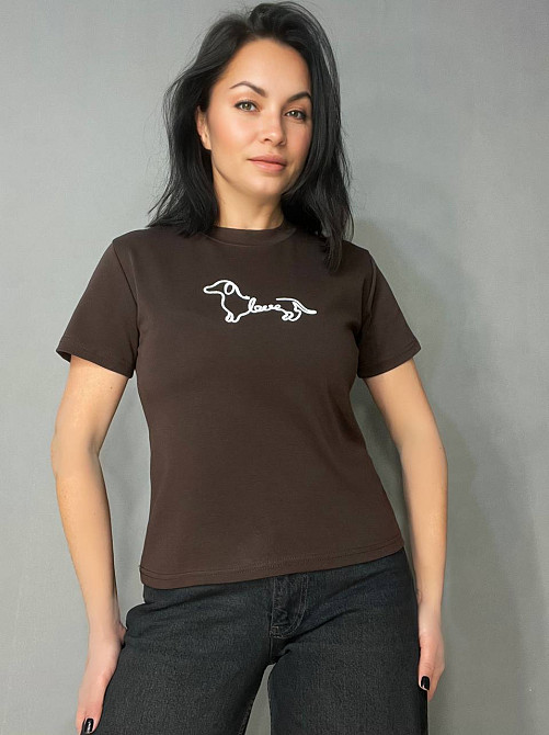 Футболка жіноча A-N 25195 однотонна базова з вишивкою собачки попереду середня довжина  one size, коричневий, one size Київ - фото 1