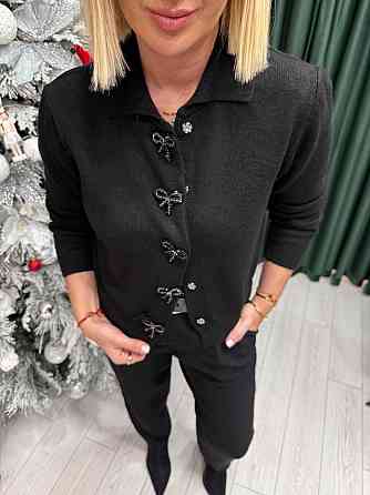 Жіночий укорочений кардиган із декоративними застібками у формі бантиків машинне в'язання Чорний Одеса