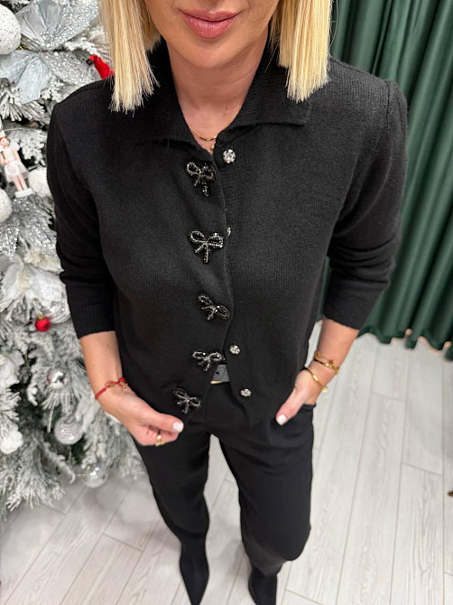 Жіночий укорочений кардиган із декоративними застібками у формі бантиків машинне в'язання Чорний Одеса - фото 2