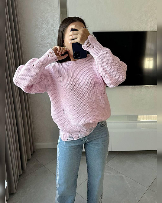 Женский уютный оверсайз свитер с рваным эффектом машинная вязка Розовый Одесса - изображение 6