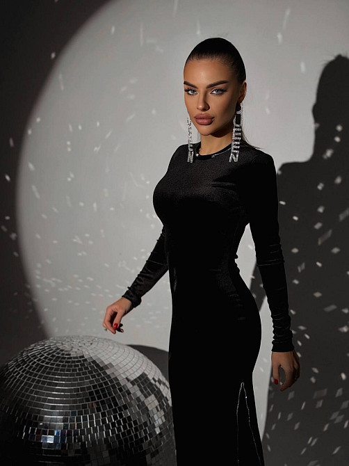 Жіноча ніжна елегантна святкова сукня міді з розрізом королівський оксамит Одеса - фото 4